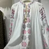 Blouses pour femmes 2024 Fashion Collection de mode printemps été coton d'été vintage blanc géométrique broderie à manches longues
