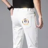 Mäns jeansdesigner 2023 Ny high end koreansk elastisk tryck ungdom Slim Fit Small Feet Casual Cotton White Pants SGPM