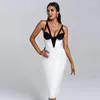 Vestidos informales de estilo francés Temperamento cuadrado Corte de color blanco y negro Color de contraste Vestido de suspensión Sexy Termina Hip envuelta en cadera