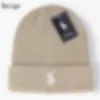 Ny designdesigner Beanie Classic Letter Sticked Bonnet Caps för män Kvinnor Autumn Winter Warm Thick Wool Embroidery Cold Hat Pol Par Fashion Street Hats L P17