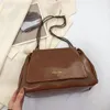 Akşam çantaları 2024 Vintage bayanlar omuz çantası büyük kapasiteli totes moda crossbody kadınlar için düz renkli pu deri kadın çanta