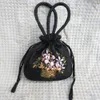 Ny handbroderad sidenhandväska Kvinnor Etnisk stilkopplingar Bucket Bag Mini Fi Summer Purse DrawString Phe Handbag M1GN#