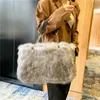 Vinterkvinnor Bag Luxury Faux Fur Shop Totes Bag Metal Chain Handbag Plush Trendy 2021 Nya axelväskor Kall Woolen Design A1L3#