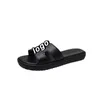 Marque de mode Épais Slippers noirs Femmes 2024 NOUVEAU H TYPE SANDALS SANDALS SUMPS POUVEZ PORTER SANDALS DE PLACE MET