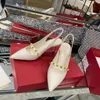 Chaussures habillées de concepteur de luxe cloutées talons hauts à talons hauts pour femmes pantoufles de mariage sandales cloutées