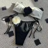 Kvinnors badkläder sexig bikini set stranddräkt med 3D blommor blommig snörning bandeau färg lapptäcke trosor