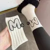 Women Socken Herumn Winter Korean koreanische Big M Letter Sports Crew Baumwolle atmungsbare Mode Männer Hip Street