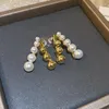 Boucles d'oreilles Stud Korean Luxury Metal Pearl Lettre V Female GeoMestic Pierce Oreing Brings Accessoires
