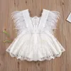 プリンセス幼児の女の子のレース刺繍ロンパードレス甘い赤ちゃんの羽毛フライスリーブバックレスホワイトジャンプスーツサマーロンパー240409