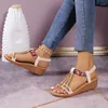 Zapatos informales Tacón bajo de colores mixtos Sandalias para mujeres 2024 Summer abiertamente Tocón Damas Hebilla de una línea PU Mujeres