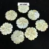 Componentes 10pcs 33mm Casca amarela natural serrilhada com miçangas de flores esculpidas Mãe de pérolas para fabricação de jóias