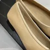 Designer Ballet Flats Slingbacks Donne Sandalo Scarpe con tacco alto Bowtie Cowhide Lettera Bow Ballerina Flats Women Women Luxury Flat Boat Scarpe in pelle Morfer