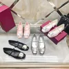 Lyx kvinnor klänning skor vit svart rosa silver klassiska kvinnor sneakers nya vara platta balettlägenheter tränare sommar designer party karriärrelaterade funktioner sandal