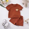 Zestawy odzieży Baby Boy Summer Suith Suifle Waffle Dwuczęściowy niedźwiedź kieszonkowy zestaw 0-4y Ubrania H240423