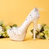 Chaussures habillées en dentelle blanche Hingestone Flower Bride Pumps Bridesmaid Super Stiletto High Talons imperméables Paltform Feather