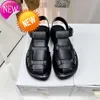 Diseñador 2023 Nuevas sandalias romanas de verano Zapatos casuales del diseñador de la fila de la fila de cuero de cuero hebilla hueca tacón plano en la parte inferior gruesa eaur formal