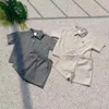 Set di abbigliamento 2024 Summer Nuovo set di maniche corte per neonati da ragazzo camicie a quadri in pipel + pantaloncini 2ps 2 pezzi abiti versatili di moda versatili H240423