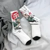 Chaussettes pour hommes drôles One Piece Roronoa Zoro Art Soccer Crew Stuff All Seasons Middle Transwer absorbant l'anniversaire pour l'unisexe