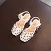 Slipper Sandalias 2023 Sommar Nya sandaler Girls Princess Riveted Anti Slip Roman Shoes Children Soft Sole Toe Sandaler Y240423