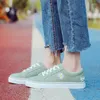 Freizeitschuhe Mode Frauen Leinwand flache Frauen Sneakers süßer Sticker bequemer Schüler Schnürschuh