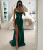 Emerald Green Prom -klänning pärlstav axelfria formella aftonklänningar eleganta veck i midjepartiklar för speciella tillfällen lår split bodice mantel de soiree