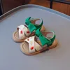 شببر كيد أحذية فتاة مطابقة لصنادل الصيف ستروبيري شاطئ الأحذية الجديدة عصابة رومانية الحذاء القوس الأميرة الحذاء صندل NIO Y240423