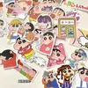 Crayon Shin-chan 귀여운 만화 스티커 Kawaii 주변 장난감 장난감 노트북 트렁크 핸드 계정 장식 사랑스러운 휴가 선물 240422
