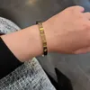 Bracelets de concepteur de luxe Boutique en ligne titane acier incolore Instagram Trendy Luxury Luxury High Grade Rose Gold Bracelet avec conception personnalisée et unique VE