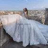 2023 Sexig arabisk bollklänning Bröllopsklänningar från axel illusion spetsar applikationer pärlor långa ärmar svep tåg puffy tyll öppen bakre brudklänningar