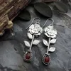 Dangle żyrandol vintage srebrne kolory do rzeźbienia Kolczyki kwiatowe metalowa woda kropla inkrustowana czerwonymi kamieniami dla kobiet H240423