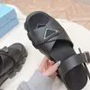 Topkwaliteit Nieuw zomerplatform Sandalen glijden rond teen rubber zool platte casual schoenen driehoek verfraaide schoen dames luxe designer fabrieksschoenen met doos