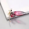 Broşlar sevimli renkli yusufçuk şekil broş parlayan rhinestones kakma pim takım elbise yaka rozeti mücevher hediye ceket aksesuarları