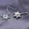 Bengelen kroonluchter prachtige zilveren kleur metalen sneeuwvlok oorbellen voor vrouwen mode ingelegde witte blauw zirkon kerstjuwelen H240423