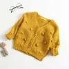 Pulls infantile bébé fille solide cardigan pom pom applique nouveau-né bébé fille coton pull