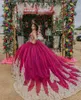 Fuchsia różowy błyszcząca księżniczka Quinceanera sukienki z ramion Gillter Applique Floral Vestidos de 15 anos sweet 16 z peleryną