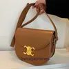 Kadınlar İçin Yüksek Son Tasarımcı Çantalar Celli Siyah Çanta Kadınlar İçin Yeni Moda Crossbody Çanta Gündelik Çok Yönlü Yarım Yuvarlak Kırmızı Eyer Çantası Orijinal 1: 1 Gerçek Logo ve Kutu