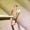 عصابات Huitan Lowkey تصميم خواتم الزفاف للنساء النطاق الرقيق الفاخر solitaire cubic zirconia خواتم مزاجية مجوهرات إشراك أنيقة