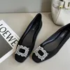 Czarny satynowy materiał płaski buty kobietę podstawowe cekinowe kryształowe kryształowe klamry klamry mody butów ślubnych butów butów 240422
