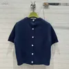 Kvinnors stickor Tees Designer Top 2024 Spring New Style Celebrity Style Back Button Design Royal Blue Sticked Top Guw6