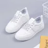 PU -läder snörda kvinnor snygga sneakers vulkanisera importerade sportskor Mocasin kvinnor zapato utländska utomeuropeiska snekaers 240415