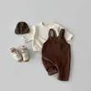 Jumpsuits 2023 Nieuwe baby mouwloze corduroy overalls solide pasgeboren katoen romper kinderen casual riem jumpsuit herfst baby baby kleding H240423