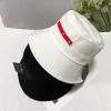 Tasarımcı Geniş Kötü Şapkalar Kadınlar Erkekler Kova Şapkası Lüks Naylon P Cap Fashion Triangler Metal Logo Kapakları Açık Tatil Güneş Şapkası En Kalite