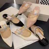 2024 NOVA moda de moda JC Pointy Rhinestone Flats Verão feminino Baotou Muller Half Slipper Fairy High Sandals Frete grátis