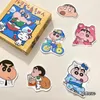 Crayon Shin-chan 귀여운 만화 스티커 Kawaii 주변 장난감 장난감 노트북 트렁크 핸드 계정 장식 사랑스러운 휴가 선물 240422