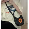 Omuz çantaları 2024 sevimli kız grafiti çiçek baskı el çantası retro retro moda crossbody kadın çanta tasarım debriyaj çantası