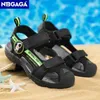 Slipper 2024 Summer Beach Footwear Kids Stängt tå andningsbara sandaler Barn mode mjuk ensam sport strandskor y240423