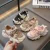 Kinderschoenen lente nieuwe 2024 kindersportschoenen gaas ademende baby wandelen en hardloopschoenen mannelijke en vrouwelijke vader schoenen