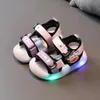 Chaussures plates LED Kids Sandales Boys filles 2023 Été Nouveaux enfants dessin animé lumineux éclair