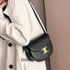 Kadınlar İçin Yüksek Son Tasarımcı Çantalar Celli Siyah Çanta Kadınlar İçin Yeni Moda Crossbody Çanta Gündelik Çok Yönlü Yarım Yuvarlak Kırmızı Eyer Çantası Orijinal 1: 1 Gerçek Logo ve Kutu