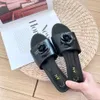 Chaussures designer Sandales plates pour femmes chaliser la plage d'été Chaussures décontractées extérieurs Piscères de piscine Mule en cuir Sandales Sandales